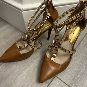 Michael Kors leather pumps with gold details.